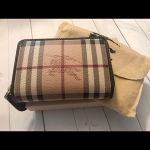 Burberry Wallet with Classic Nova Check print.